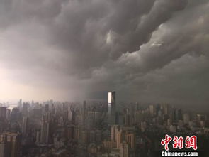 实拍北京暴雨，天空乌云浓密，一秒入夜