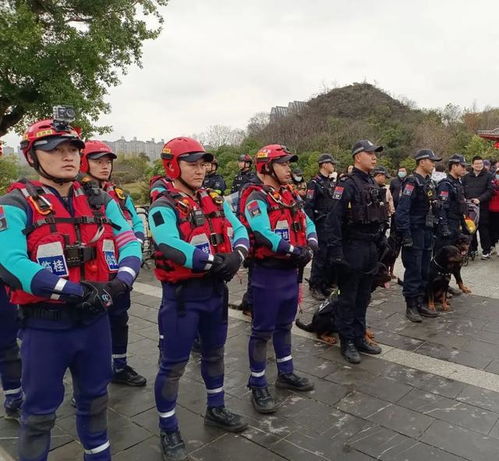 武汉烟花秀盛况空前，地铁人流涌动难行