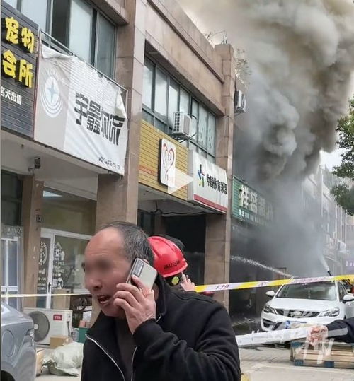 成都一临街店铺突发火灾，超20人送医——事故背后的警醒