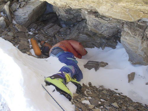 杭州数十名登山者擅闯别墅泳池洗鞋事件，公共秩序与个人空间的冲突与反思